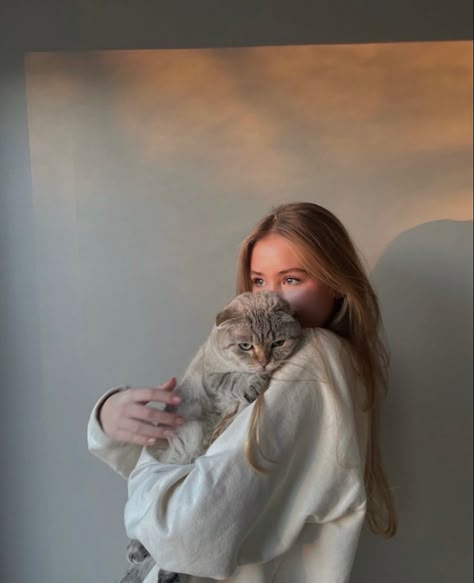 Cat And Me Photoshoot, Photo With Cat Ideas Aesthetic, Pictures With Cats Instagram, Cat Pic Ideas, Cat Picture Ideas, Cat Inspo Pics, Pics With Cats Ideas, Selfie With Cat Aesthetic, Cat Photoshoot With Owner