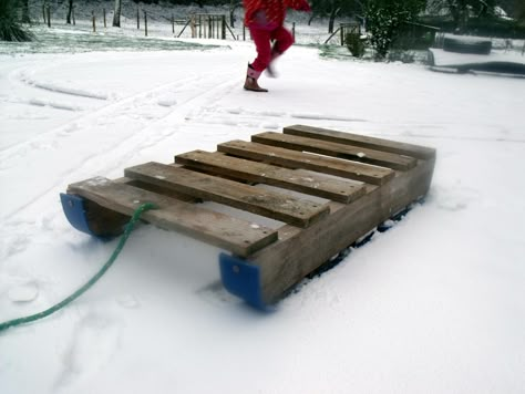 Pallet snow sledge love this reminds me when I was little and doing something like this but w no snow but ice lol... Diy Snow Sled, Diy Pallet Decor, Diy Pallet Decoration, Pallet Kids, Popular Woodworking Projects, Wood Pallet Ideas, Pallet Crates, Diy Snow, 1001 Pallets