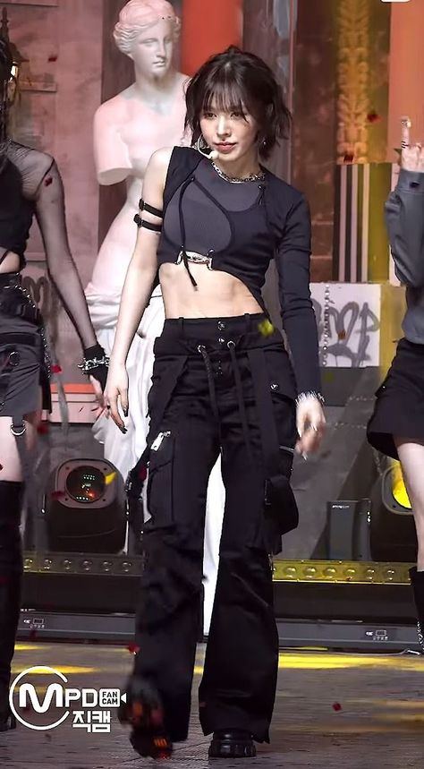 Wendy Red Velvet Stage Outfit, Futuristic Kpop Stage Outfits, Wendy Outfit Red Velvet, All Black Stage Outfit, Red Velvet Concert Outfit, Red Velvet Outfits Stage, Nct Stage Outfits, Wendy Got The Beat, Wendy Red Velvet Outfit