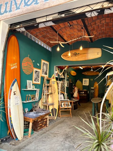 Surfer Shack Aesthetic, Surf Store Aesthetic, 70s Surf Shack, Surfing Aesthetic Room, Surf House Aesthetic, Vintage Beach Room, Beach Shop Aesthetic, Surfer Kitchen, Surf Aesthetic Bedroom