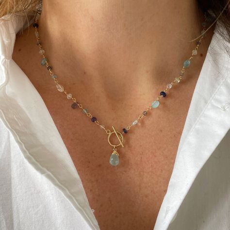 DIY BEADED JEWELRY #BeadedJewelry Summer Time Jewelry, Front Toggle Necklace, Colorful Gemstone Jewelry, Hammered Gold Jewelry, Trendy Jewelry 2023, Cristal Jewellery, Summery Necklace, Summer Jewelry Diy, Blue And Gold Necklace