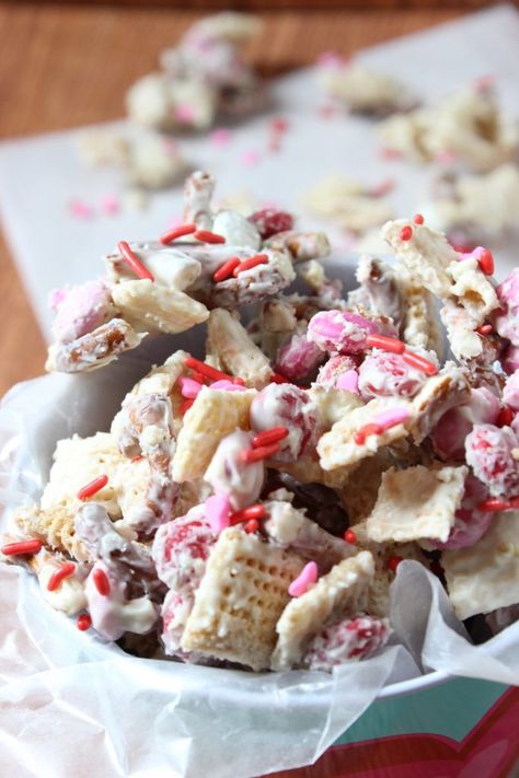 Cupid Crunch, the white chocolate coated cereal pretzel mix that is perfect for Valentine's Day. It brings salty and sweet to a whole new level! Cupid Crunch, Pretzel Mix, Valentines Recipes Desserts, Valentines Snacks, Cereal Snacks, Snack Mixes, Low Carb Cheesecake, Valentine Desserts, Valentine's Ideas