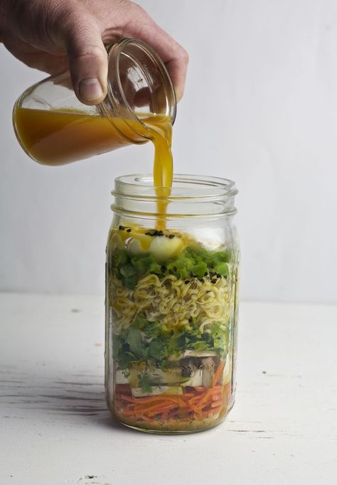 Ramen Mason Jar, Recipes In A Jar, Mason Jar Soup, Mason Jar Meal Prep, Mason Jar Lunch, Vegetable Ramen, Vegetarian Ramen, Jar Meals, Soup In A Jar