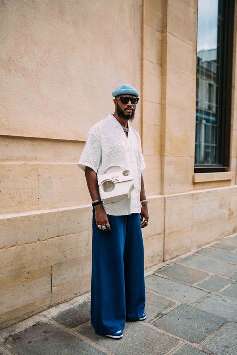 Check out these #streetstyle trends captured at #spring2022 #menswear shows in #Paris Hugging Clothes, Street Style Outfits Men, Paris Fashion Week Street Style, Street Style Trends, Outfit Trends, Men Street, Gen Z, Spring Fashion Trends, Mode Inspo