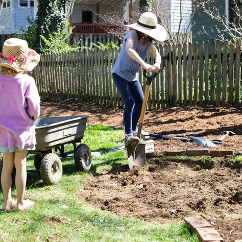 How to Make a Natural Children's Sand Pit Inhome Daycare, Sand Boxes, Sand Pits For Kids, Natural Playground Ideas, Natural Play Spaces, Sand Pit, Playground Ideas, Kids Sand, Outdoor Play Area