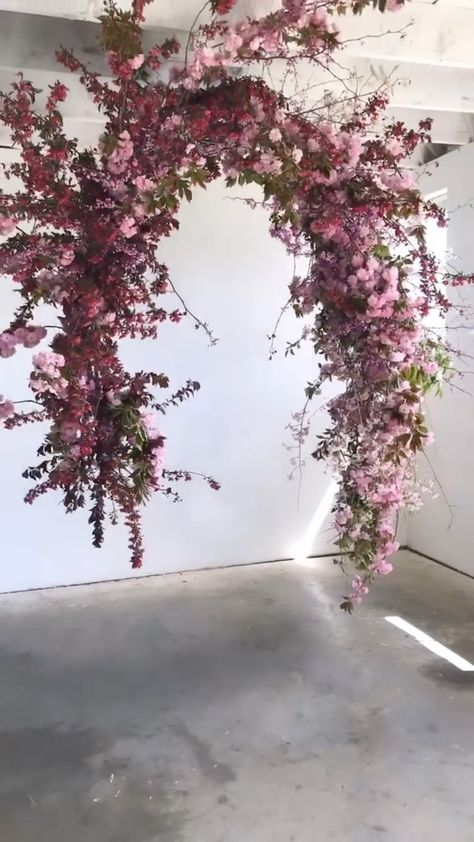 sophiefelts on Instagram: Created foam-free and with freshly foraged branches, we used part of our garden trellis and chicken wire to shape this gestural… Persephone Wedding, Bridal Vogue, Snoh Aalegra, Keep To Myself, Floral Installations, Diy Arrangements, Flower Installation, Hanging Flowers, Chicken Wire