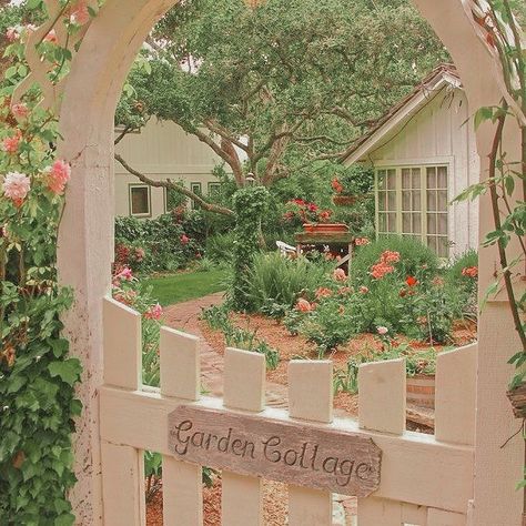 Taman Vintage, Photo Polaroid, Cottage Aesthetic, Cottage In The Woods, Different Aesthetics, Cottage Core Aesthetic, Little Cottage, Cottagecore Aesthetic, Picket Fence