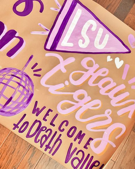 Loving this banner style so much ⚡️⚡️⚡️ Cheer Posters Ideas Signs Homecoming, Banner Painting Ideas, Homecoming Banner Ideas, Painted Banner Ideas, Gameday Banner, Game Day Banner, New Years Banner, Homecoming Banner, Painted Posters