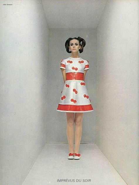 Courreges Dress, 70s Womens Fashion, 60s Fashion Trends, Space Age Fashion, Andre Courreges, 20th Century Fashion, 60s Fashion, Retro Fashion, Fashion Photography