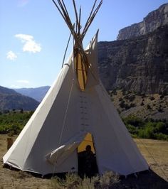 Outdoor DIY Teepee How To Build A Teepee, Build A Teepee, Teepee Outdoor, Teepee Diy, Native American Teepee, Diy Teepee, Native American Totem, Tenda Camping, Tee Pee