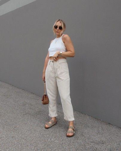 Outfit Ideas With Sandals Casual Summer, Women’s Birkenstock Sandal Outfits, Summer Outfit Birkenstock, Summer Outfits With Birkenstock Sandals, Birkenstock Sandal Outfits, Birkin Stocks Sandals Outfit, Birkenstock Brown Outfit, How To Style Birkenstock Sandals, Cream Sandals Outfit