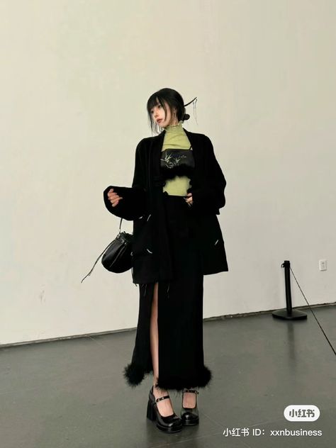 Chinese Baddie Outfit, Green And Black Outfits Aesthetic, Chinese Women Fashion Street Style, Modern Kimono Outfit, City Pop Aesthetic Outfits, Nana Style Fashion, Semiformal Outfit Women, Asian Style Outfits, Edgy Korean Fashion