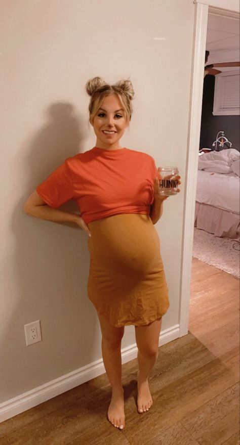 Spooky Pregnant Costumes, Halloween Couple Costume Pregnant, Juno Costume Pregnant, Costume Pregnant Ideas, Funny Maternity Halloween Costumes, Easy Pregnant Costumes, Diy Maternity Halloween Costumes, Pregnant Costumes Halloween, Diy Pregnancy Halloween Costumes