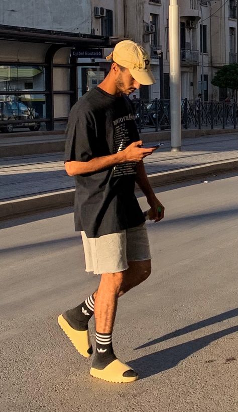 Yeezy Slides Outfit For Men, Yeezy Outfit Men, Slides Outfit Men, Streetwear Men Shorts, Yeezy Slide Outfit, Outfits With Yeezy Slides, Foto Streetwear, Slide Outfits, Yeezy Outfits