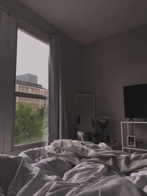 rainy day atlanta bed with white bedding Rainy Day Apartment Aesthetic, Rainy Day Interior, Bedroom Rainy Day Aesthetic, Rainy Day In Bed Aesthetic, Comfortable Beds Cozy Bedroom, Comfy Bed Aesthetic Rainy Day, Cozy Rainy Day Aesthetic Bedroom, Rainy Day Bedroom Aesthetic, Rainy Day Room Aesthetic