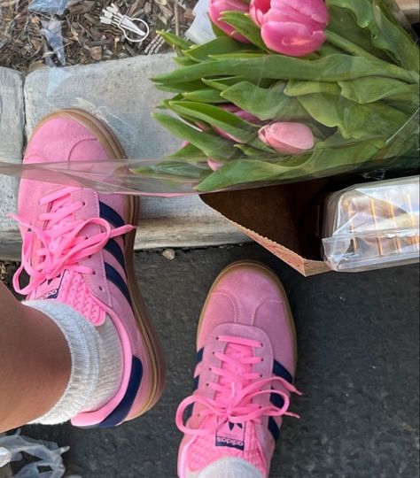 Sneaker Pics, Pink Gazelles, Adidas Gazelles, Quoi Porter, Shoe Inspo, Swag Shoes, Mode Inspo, Pink Adidas, Adidas Gazelle