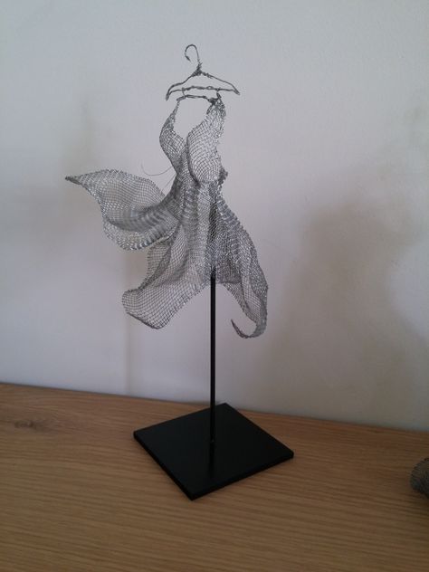 wire mesh sculpture by Orna Feliks, dancer, dress, lady Wire Mannequin, High School Art Projects, Wire Art Sculpture, Beauty Room Decor, Art Wire, Sculpture Projects, Animal Brooch, School Art Projects, Metal Art Sculpture