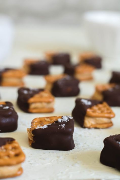 Buckeye Bites, Baked Samosa, Peanut Butter Pretzel Bites, Peanut Butter Buckeyes, Lifestyle Of A Foodie, Skippy Peanut Butter, Peanut Butter Pretzel, Pretzels Recipe, Peanut Butter Balls