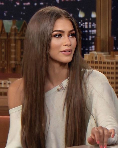 Zendaya Hair, Rambut Brunette, Honey Brown Hair, Brown Hair Looks, Brown Hair Inspo, Hairstyles For Layered Hair, Brown Hair Balayage, Makijaż Smokey Eye, Hair Inspiration Color