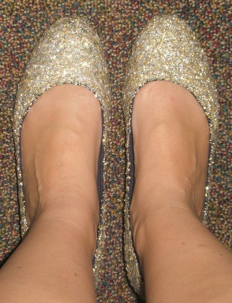 Wear Your Shoes! Cute Prom Shoes, Princess Bday Party Ideas, Diy Glitter Sneakers, Glitter Photo Shoots, Princess Bday Party, Glitter Carnaval, Diy Glitter Shoes, Holographic Glitter Nails, Glitter Spray Paint