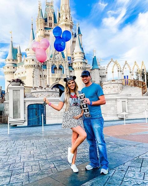 Disney Balloon Gender Reveal, Walt Disney World Gender Reveal, Gender Reveal At Disneyland, Disney World Maternity Photoshoot, Disney Maternity Photos, Disney World Gender Reveal Ideas, Gender Reveal At Disney World, Disneyland Maternity Photoshoot, Disney Baby Announcement With Sibling