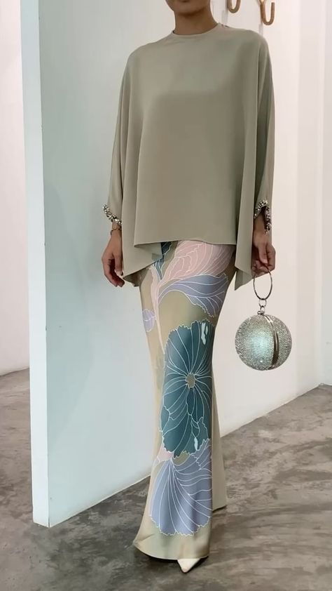 PiecesByRaeesa on Instagram: "Nalia Set Designed for the urban, bold and sophisticated women, this timeless piece will swe you off your feet at first glance. Comes…" Modest 2 Piece Outfit, 3 Piece Set Outfit Women, Dress Sifon, Luxury Abaya, Cave Canem, Eid Abaya, Sophisticated Women, Eid Outfit, Bride Outfits