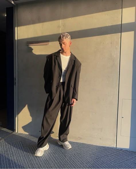 Oversized Formal Outfit Men, Oversized Suit Men Street Styles, Baggy Prom Suit Men, Baggy Suits Men, Oversized Suits Men, Surrealist Party, Outfit Casamiento, Prom Suits For Women, Women Prom Suit