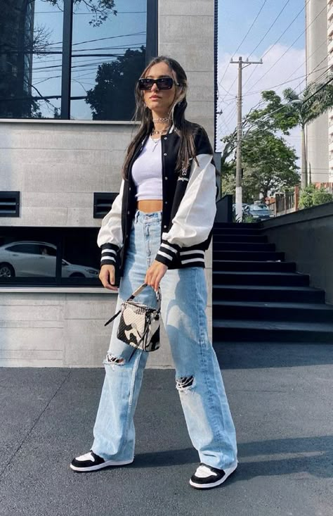 Wide Jeans Outfit, Fall Outfit Ideas Casual, Cropped Jacket Outfit, Jackets Varsity, White Tops Outfit, Wide Leg Outfit, Wide Leg Jeans Outfit, Outfit Ideas Casual, Legs Outfit