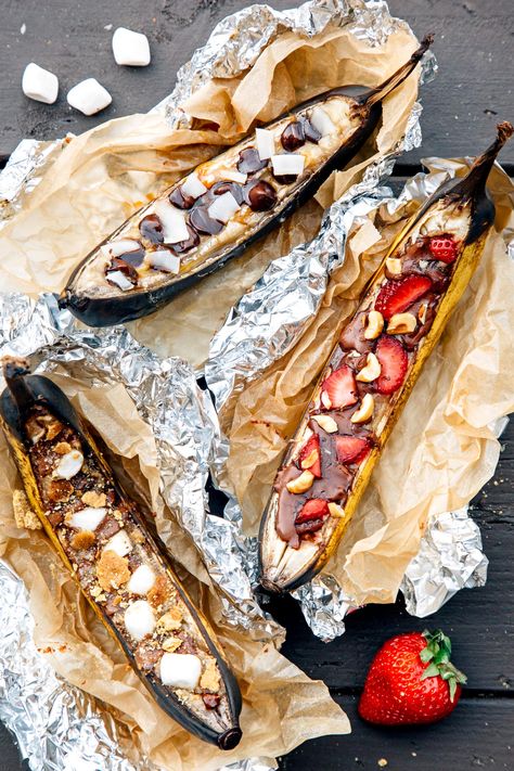 Grilled Banana Boats, Campfire Banana Boats, Campfire Bananas, Banana Boats, Camping Desserts, Campfire Food, Banana Boat, Campfire Cooking, Easy Camping