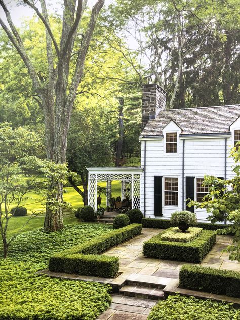 Colonial House Landscaping, Formal Landscape, Federal House, Parterre Garden, Courtyard Ideas, Small Courtyard, Farm Landscape, Black Shutters, Colonial Home