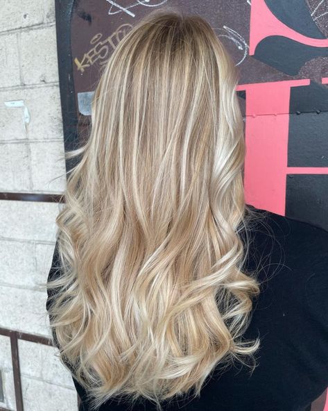 Buttery Blonde Hair Color 2025: 22 Ideas for Balayage, Golden Tones, and Creamy Highlights Cool Toned Blonde Balayage, Gold Blonde Balayage, Blonde Hair Brown Roots, Creamy Highlights, Buttery Blonde Hair, Bright Balayage, Color 2025, Oribe Dry Texturizing Spray, Buttery Blonde