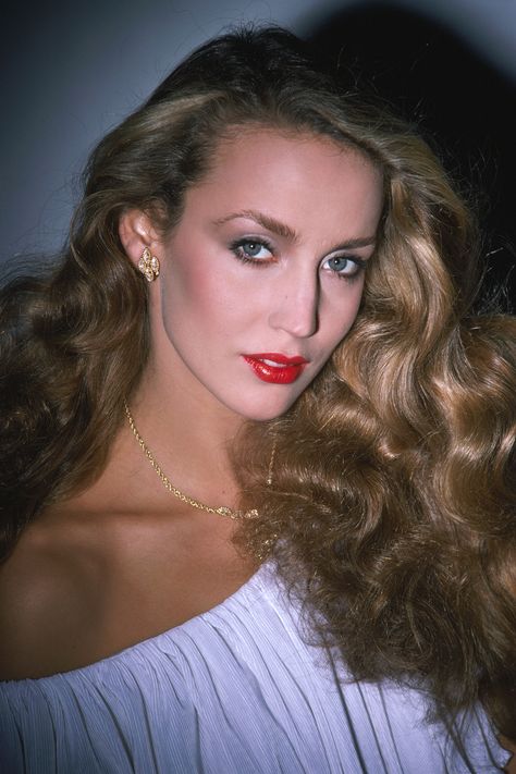 Jerry Hall 80s Beauty, 80s Makeup, 80s Celebrities, Jerry Hall, Beauty Makeup Photography, 80s Hair, Glamour Shots, Makeup Photography, Mick Jagger