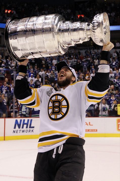 Stanley Cup Hockey, Stanley Cup Trophy, Patrice Bergeron, Cup Game, Boston Bruins Hockey, Nhl Boston Bruins, Bruins Hockey, Ufc Fighter, Pittsburgh Penguins Hockey