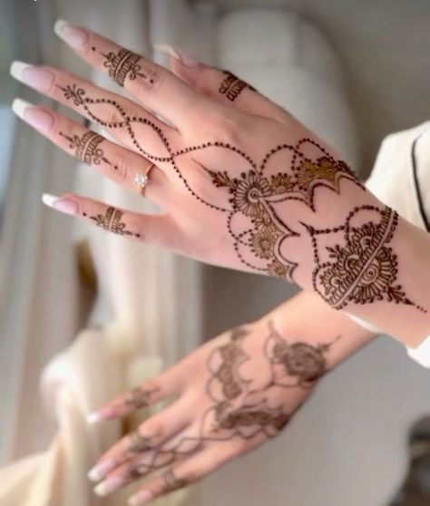 Wedding Guest Henna Designs, Moroccan Mehendi Designs, Henna Wedding Simple, Henna Nail Design, Henna Designs Aesthetic, Moroccan Henna Designs, Simple Bridal Henna, Henna Design Simple, Mehndi Design Bridal