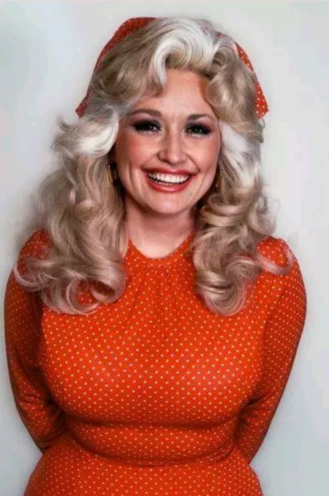 Dolly Parton Dolly Parton Young Vintage, Dolly Parton Makeup, Dolly Parton Aesthetic, Young Dolly Parton, Dolly Parton Costume, European Summer Fashion, Dolly Parton Pictures, Photo Hair, Hello Dolly