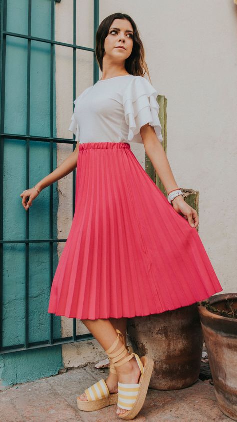 Craft your own pleated midi skirt! Get access to free sewing patterns and tips for this summer's must-have item. summer style, free sewing patterns, pleated midi skirt summer outfit, womens style, stylish summer, sewing guide, summer staple, pleats, summer trends, chic looks Midi Skirts Summer, Curvy Skirt, Classy Skirts, Comfortable Skirts, Pleated Long Skirt, Midi Skirt Outfit, Pleated Fabric, Stripe Skirt, Pleated Midi Skirt