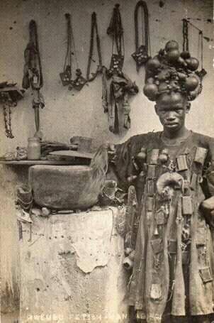 Vintage photograph from c.1899 of an African medicine man. Name of tribe/people not listed on Facebook. Medicine Man, Afrique Art, Art Premier, African People, African Textiles, African History, World Cultures, African Culture, People Of The World