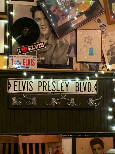 Elvis Themed Room, Elvis Themed Bedroom, 50s Bedroom Ideas, Elvis Aesthetic, Sofia Coppola Movies, Violet Room, Elvis And Me, Elvis Presley Images, Young Elvis