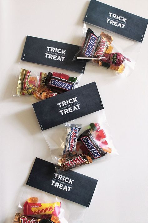 Halloween Candy Bag Ideas, Diy Trick Or Treat Bags, Halloween Treat Bags Diy, Halloween Treat Tags, Diy Halloween Treats, Dulces Halloween, Hallowen Ideas, Treat Toppers, Reading Diy