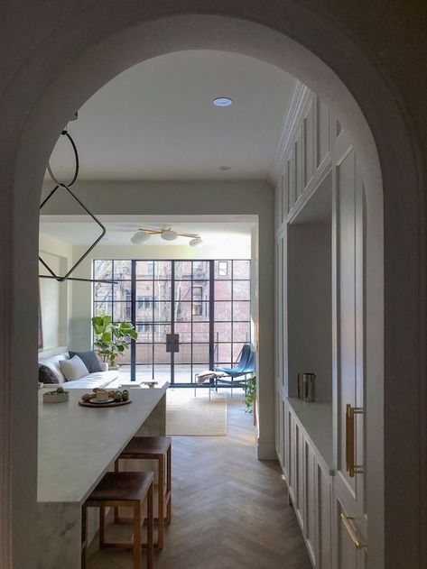 Arch House by BAAO Architects Apartamento New York, Brownstone Interiors, New York Brownstone, New York Townhouse, Parlor Floor, Townhouse Interior, Arch House, Living Room And Kitchen, Interior Minimalista