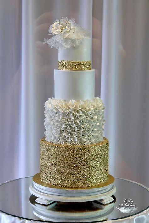 African Wedding Cakes, White And Gold Wedding Cake, Fondant Wedding Cakes, Wedding Cake Recipe, Gold Wedding Theme, Golden Anniversary, Gold Cake, White Wedding Cakes, White Wedding Cake