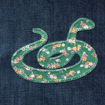 denim-applique-quilt-snake Snake Applique, Snake Quilt Pattern, Snake Quilt, Denim Applique, Harry Potter Quilt, Snake Patterns, Hexagon Quilt, Barbie Dream House, How To Make Notes