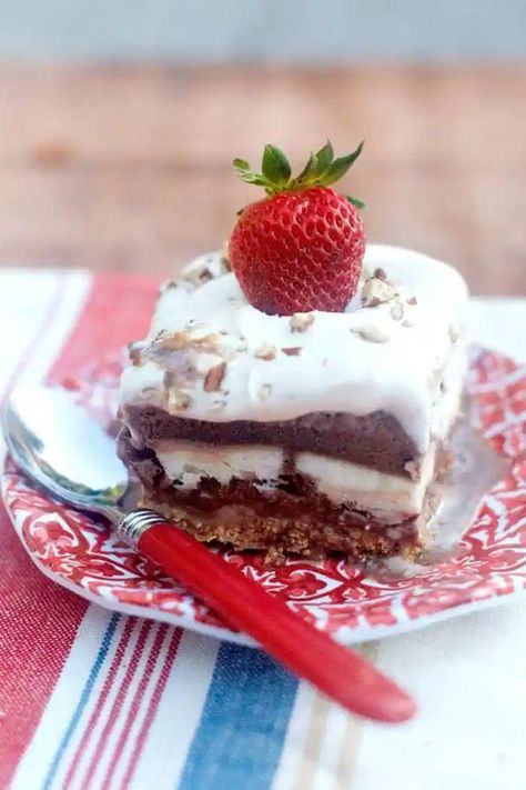 Make-ahead Frozen Banana Split Dessert. #bananasplit #frozendessert Dessert Recipe Videos, Banana Split Dessert Recipes, Banana Split Cake, Split Cake, Banana Split Dessert, Summer Fling, Banana Cake Recipe, Holiday Eating, Keto Dessert Easy