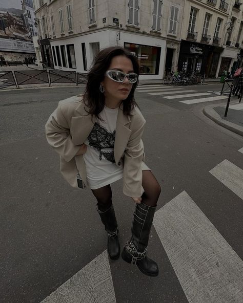 Buckle Boots Outfit Winter, Moto Boots Outfit 2023, Biker Boots Outfit Winter, Miumiu Boots, Moto Boots Outfit, Biker Boots Outfit, Buckled Boots, Outfit Botas, Winter Boots Outfits