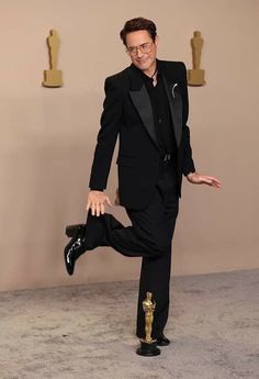 Robert Downey Jr Pose, Cute Robert Downey Jr, Rdj In Heels, Rdj Funny, Tony Stark Quotes, Robert Downey Jnr, Rober Downey, Toni Stark, Robert Downey Junior