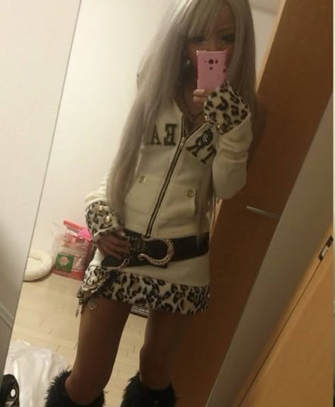 일본 패션, Under Your Spell, Gyaru Fashion, 2000s Fashion Outfits, J Fashion, Harajuku Fashion, 2000s Fashion, Japanese Fashion, Look Cool