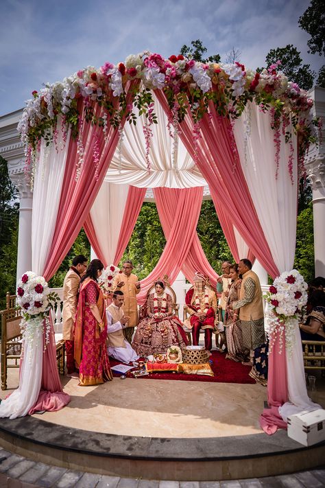 Bridal Party Decor, Indian Wedding Stage, Indian Wedding Decorations Receptions, Indian Wedding Theme, Mandap Design, Wedding Entrance Decor, Wedding Stage Design, Mandap Decor, Marriage Decoration