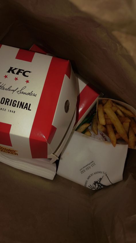 Kfc Snaps Snapchat, Food Obsession Quotes, Kfc Food Snapchat, Zainab Aesthetic, Kfc Snapchat Story, Fast Food Snap, Mc Donald Burger, Food Snaps Snapchat, Dholki Decor