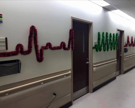 I want to work in a hospital that does things like this. Medical Office Christmas Decorations, Hospital Decoration, Christmas Door Decorating Contest, Nursing Humor, Door Decorating Contest, Nurses Station, Nurse Office, Office Christmas Decorations, Nurse Christmas