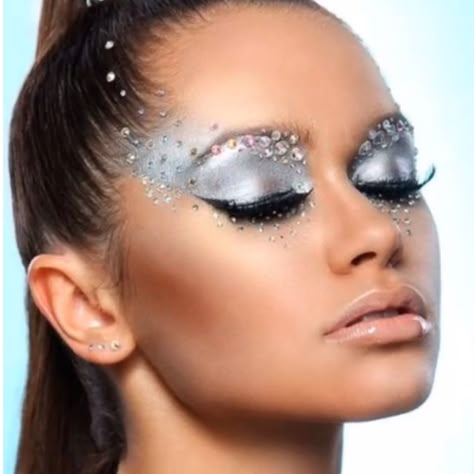 Makeup Rhinestones, Futuristic Makeup, Fashion Editorial Makeup, Fashion Show Makeup, Alien Makeup, Space Makeup, Eyeliner Set, Make Carnaval, Silver Makeup